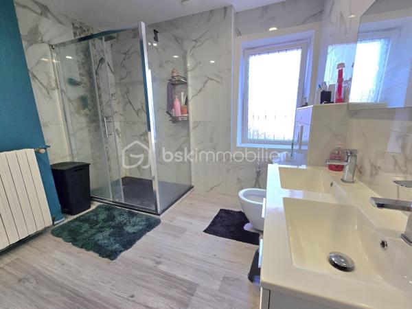 🏡 Maison de 232 m² avec dépendances, jardin clos et volumes rares – Randan (63)
Située au cœur de Randan, cette maison de ville mitoyenne des deux côtés développe 232 m² habitables et se distingue par des volumes rares en centre‑bourg. Derrière une façade discrète du bâti ancien de Randan, elle révèle un intérieur inattendu : un séjour de 90 m², un jardin clos et plusieurs dépendances.

Vous êtes à 20 minutes de Vichy, 25 minutes de Riom et 40 minutes de Clermont‑Ferrand, un emplacement pratique pour les déplacements quotidiens, à proximité immédiate des commodités du centre.

Rénovée en grande partie depuis 2019, elle offre un cadre de vie confortable et fonctionnel.

⭐ Atouts majeurs 
Séjour lumineux de 90 m²

5 chambres dont suite parentale

Bureau + dressing

Cuisine équipée + cellier

Grange 70 m² + combles aménageables (133 m²)

Pompe à chaleur – isolation murs/toiture – double vitrage

Jardin clos avec accès indépendant et stationnement

Assainissement tout‑à‑l’égout

🏠 Description détaillée
Au rez‑de‑chaussée, une entrée mène à un séjour lumineux de 90 m². Ce niveau comprend également une cuisine aménagée et équipée, un cellier, un W.C. indépendant et une pièce à terminer pouvant devenir une chambre ou un espace polyvalent. Depuis le séjour, un accès direct conduit à la cave voûtée et au jardin clos.

À l’étage, le palier dessert quatre chambres, dont une suite parentale avec salle d’eau. S’ajoutent un bureau, une salle d’eau avec W.C. et un dressing indépendant, offrant une organisation intérieure adaptée à une vie familiale.

Au deuxième étage, les combles de 133 m², partiellement isolés, offrent un potentiel d’aménagement important.

🌳 Extérieur
Le jardin clos accueille une grange d’environ 70 m², plusieurs dépendances, un local vélo et un toilette sèche. L’accès indépendant permet de stationner plusieurs véhicules dans la cour ou le jardin.

🔧 Travaux à prévoir
Quelques finitions et rafraîchissements restent à prévoir, ainsi que la finalisation de certaines pièces. Le bien demeure solide, rénové en grande partie, et doté d’équipements techniques récents.

Une maison rare en centre‑bourg : grands volumes, dépendances fonctionnelles, jardin clos et séjour de 90 m². Un bien idéal pour ceux qui recherchent de l’espace, du confort et un potentiel d’évolution, tout en restant au cœur des services.
