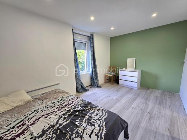 🏡 Maison de 232 m² avec dépendances, jardin clos et volumes rares – Randan (63)
Située au cœur de Randan, cette maison de ville mitoyenne des deux côtés développe 232 m² habitables et se distingue par des volumes rares en centre‑bourg. Derrière une façade discrète du bâti ancien de Randan, elle révèle un intérieur inattendu : un séjour de 90 m², un jardin clos et plusieurs dépendances.

Vous êtes à 20 minutes de Vichy, 25 minutes de Riom et 40 minutes de Clermont‑Ferrand, un emplacement pratique pour les déplacements quotidiens, à proximité immédiate des commodités du centre.

Rénovée en grande partie depuis 2019, elle offre un cadre de vie confortable et fonctionnel.

⭐ Atouts majeurs 
Séjour lumineux de 90 m²

5 chambres dont suite parentale

Bureau + dressing

Cuisine équipée + cellier

Grange 70 m² + combles aménageables (133 m²)

Pompe à chaleur – isolation murs/toiture – double vitrage

Jardin clos avec accès indépendant et stationnement

Assainissement tout‑à‑l’égout

🏠 Description détaillée
Au rez‑de‑chaussée, une entrée mène à un séjour lumineux de 90 m². Ce niveau comprend également une cuisine aménagée et équipée, un cellier, un W.C. indépendant et une pièce à terminer pouvant devenir une chambre ou un espace polyvalent. Depuis le séjour, un accès direct conduit à la cave voûtée et au jardin clos.

À l’étage, le palier dessert quatre chambres, dont une suite parentale avec salle d’eau. S’ajoutent un bureau, une salle d’eau avec W.C. et un dressing indépendant, offrant une organisation intérieure adaptée à une vie familiale.

Au deuxième étage, les combles de 133 m², partiellement isolés, offrent un potentiel d’aménagement important.

🌳 Extérieur
Le jardin clos accueille une grange d’environ 70 m², plusieurs dépendances, un local vélo et un toilette sèche. L’accès indépendant permet de stationner plusieurs véhicules dans la cour ou le jardin.

🔧 Travaux à prévoir
Quelques finitions et rafraîchissements restent à prévoir, ainsi que la finalisation de certaines pièces. Le bien demeure solide, rénové en grande partie, et doté d’équipements techniques récents.

Une maison rare en centre‑bourg : grands volumes, dépendances fonctionnelles, jardin clos et séjour de 90 m². Un bien idéal pour ceux qui recherchent de l’espace, du confort et un potentiel d’évolution, tout en restant au cœur des services.