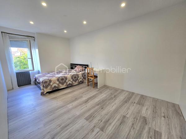 🏡 Maison de 232 m² avec dépendances, jardin clos et volumes rares – Randan (63)
Située au cœur de Randan, cette maison de ville mitoyenne des deux côtés développe 232 m² habitables et se distingue par des volumes rares en centre‑bourg. Derrière une façade discrète du bâti ancien de Randan, elle révèle un intérieur inattendu : un séjour de 90 m², un jardin clos et plusieurs dépendances.

Vous êtes à 20 minutes de Vichy, 25 minutes de Riom et 40 minutes de Clermont‑Ferrand, un emplacement pratique pour les déplacements quotidiens, à proximité immédiate des commodités du centre.

Rénovée en grande partie depuis 2019, elle offre un cadre de vie confortable et fonctionnel.

⭐ Atouts majeurs 
Séjour lumineux de 90 m²

5 chambres dont suite parentale

Bureau + dressing

Cuisine équipée + cellier

Grange 70 m² + combles aménageables (133 m²)

Pompe à chaleur – isolation murs/toiture – double vitrage

Jardin clos avec accès indépendant et stationnement

Assainissement tout‑à‑l’égout

🏠 Description détaillée
Au rez‑de‑chaussée, une entrée mène à un séjour lumineux de 90 m². Ce niveau comprend également une cuisine aménagée et équipée, un cellier, un W.C. indépendant et une pièce à terminer pouvant devenir une chambre ou un espace polyvalent. Depuis le séjour, un accès direct conduit à la cave voûtée et au jardin clos.

À l’étage, le palier dessert quatre chambres, dont une suite parentale avec salle d’eau. S’ajoutent un bureau, une salle d’eau avec W.C. et un dressing indépendant, offrant une organisation intérieure adaptée à une vie familiale.

Au deuxième étage, les combles de 133 m², partiellement isolés, offrent un potentiel d’aménagement important.

🌳 Extérieur
Le jardin clos accueille une grange d’environ 70 m², plusieurs dépendances, un local vélo et un toilette sèche. L’accès indépendant permet de stationner plusieurs véhicules dans la cour ou le jardin.

🔧 Travaux à prévoir
Quelques finitions et rafraîchissements restent à prévoir, ainsi que la finalisation de certaines pièces. Le bien demeure solide, rénové en grande partie, et doté d’équipements techniques récents.

Une maison rare en centre‑bourg : grands volumes, dépendances fonctionnelles, jardin clos et séjour de 90 m². Un bien idéal pour ceux qui recherchent de l’espace, du confort et un potentiel d’évolution, tout en restant au cœur des services.