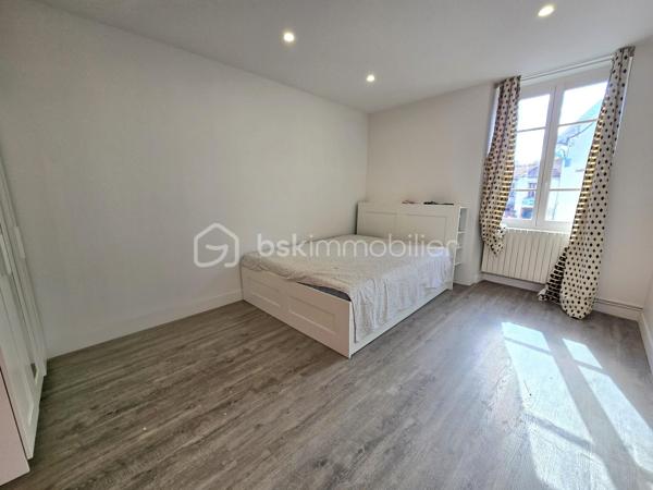 🏡 Maison de 232 m² avec dépendances, jardin clos et volumes rares – Randan (63)
Située au cœur de Randan, cette maison de ville mitoyenne des deux côtés développe 232 m² habitables et se distingue par des volumes rares en centre‑bourg. Derrière une façade discrète du bâti ancien de Randan, elle révèle un intérieur inattendu : un séjour de 90 m², un jardin clos et plusieurs dépendances.

Vous êtes à 20 minutes de Vichy, 25 minutes de Riom et 40 minutes de Clermont‑Ferrand, un emplacement pratique pour les déplacements quotidiens, à proximité immédiate des commodités du centre.

Rénovée en grande partie depuis 2019, elle offre un cadre de vie confortable et fonctionnel.

⭐ Atouts majeurs 
Séjour lumineux de 90 m²

5 chambres dont suite parentale

Bureau + dressing

Cuisine équipée + cellier

Grange 70 m² + combles aménageables (133 m²)

Pompe à chaleur – isolation murs/toiture – double vitrage

Jardin clos avec accès indépendant et stationnement

Assainissement tout‑à‑l’égout

🏠 Description détaillée
Au rez‑de‑chaussée, une entrée mène à un séjour lumineux de 90 m². Ce niveau comprend également une cuisine aménagée et équipée, un cellier, un W.C. indépendant et une pièce à terminer pouvant devenir une chambre ou un espace polyvalent. Depuis le séjour, un accès direct conduit à la cave voûtée et au jardin clos.

À l’étage, le palier dessert quatre chambres, dont une suite parentale avec salle d’eau. S’ajoutent un bureau, une salle d’eau avec W.C. et un dressing indépendant, offrant une organisation intérieure adaptée à une vie familiale.

Au deuxième étage, les combles de 133 m², partiellement isolés, offrent un potentiel d’aménagement important.

🌳 Extérieur
Le jardin clos accueille une grange d’environ 70 m², plusieurs dépendances, un local vélo et un toilette sèche. L’accès indépendant permet de stationner plusieurs véhicules dans la cour ou le jardin.

🔧 Travaux à prévoir
Quelques finitions et rafraîchissements restent à prévoir, ainsi que la finalisation de certaines pièces. Le bien demeure solide, rénové en grande partie, et doté d’équipements techniques récents.

Une maison rare en centre‑bourg : grands volumes, dépendances fonctionnelles, jardin clos et séjour de 90 m². Un bien idéal pour ceux qui recherchent de l’espace, du confort et un potentiel d’évolution, tout en restant au cœur des services.