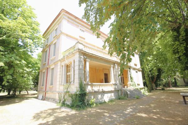 Aigues-Mortes (30220) RARE, 10 mn des plages, " CHÂTEAU ", 8 ha env clôturés, parc