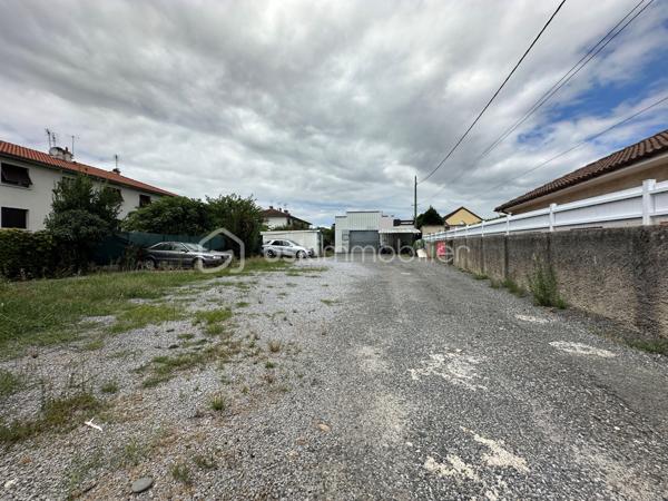 Local d activites de 300 m²