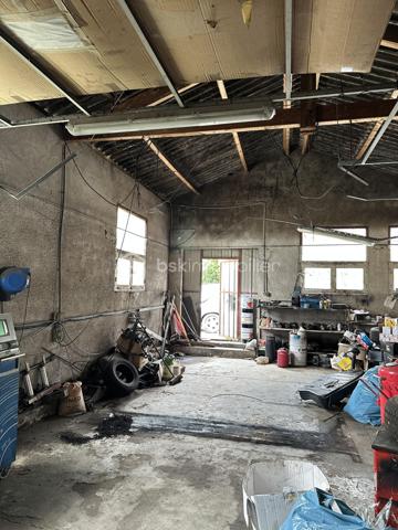 Local d activites de 300 m²