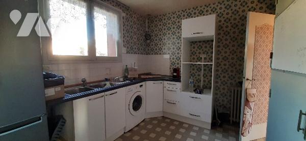 Pavillon sur sous-sol comprenant: 3 chbs, SAM, salon, cuisine aménagée, salle d'eau, wc