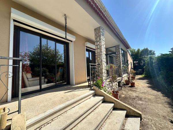 Six Fours les plages, maison individuelle T7 de 130 m2 sur parcelle de 950 m2 avec piscine et garage