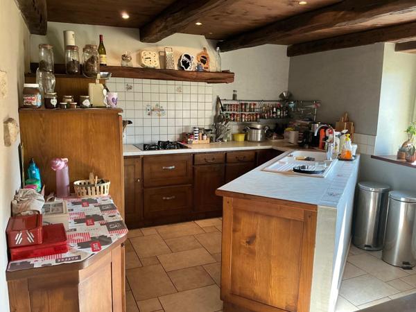 Maison 230m², 6 pièces,3 chambres,dépendances,7000m² de terrain.