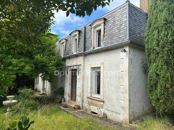 Maison de ville avec charme et caractère, spacieuse dépendance en pierre, jardin de 2000 M2.