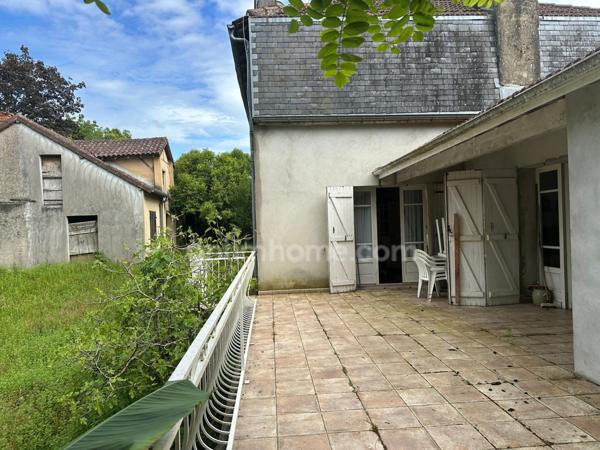 Maison de ville avec charme et caractère, spacieuse dépendance en pierre, jardin de 2000 M2.