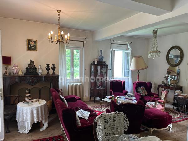 Maison de ville avec charme et caractère, spacieuse dépendance en pierre, jardin de 2000 M2.