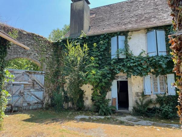 Maison - Proximite oloron-sainte-marie - Réf.:205405 PROXIMITE IMMEDIATE OLORON - BELLE MAISON AVEC DEPENDANCES - CHARME DE L'ANCIEN