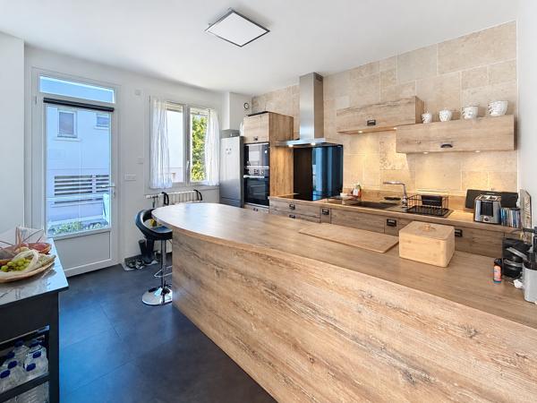 Maison
         6 pièces
        - 138 m² 358 000 €*