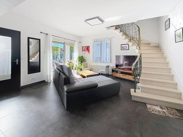 Maison
         6 pièces
        - 138 m² 358 000 €*