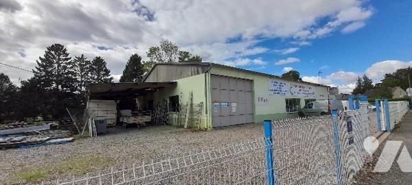 Immeuble comprenant local d'activité et maison d'habitation