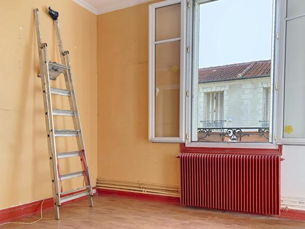 Métro Robespierre, traversant et ensoleillé