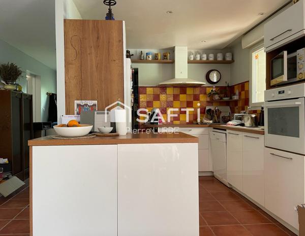 Maison de 4 pièces avec double garage et piscine