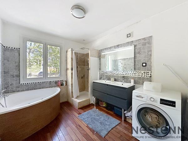 Pourrières - Villa T8 - 5 chambres 200 m2 - piscine, garage et terrain plat arboré de 2 200 m² au calme absolu