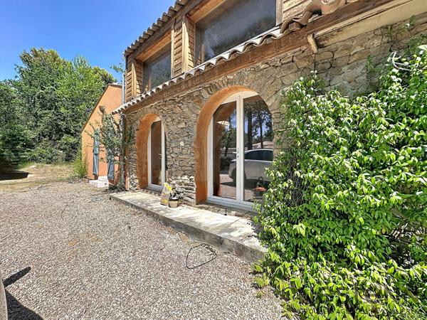 Pourrières - Villa T8 - 5 chambres 200 m2 - piscine, garage et terrain plat arboré de 2 200 m² au calme absolu