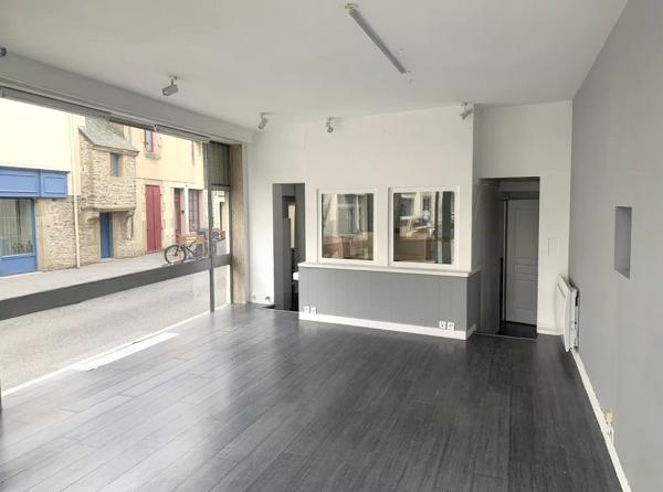 Immeuble à usage professionnel et habitation