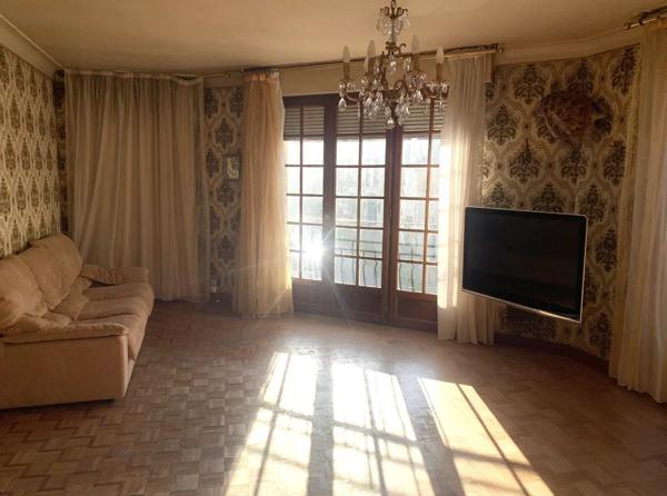 Immeuble à usage professionnel et habitation