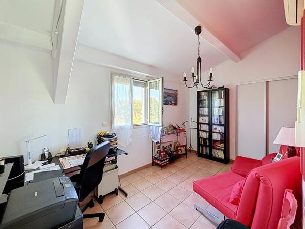 13012 Marseille à Montolivet – Maison surélevée sur garage, avec 3 chambres, terrasse plein Sud et DPE B