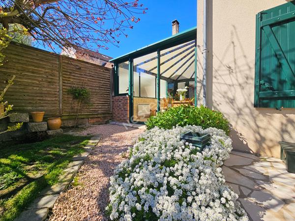 Maison avec vie de plain-pied, sous-sol total et possibilité 3 chambres à Longuesse