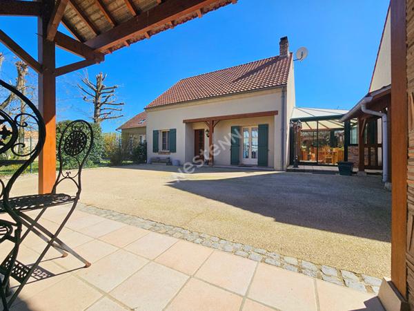 Maison avec vie de plain-pied, sous-sol total et possibilité 3 chambres à Longuesse