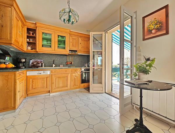 Maison avec vie de plain-pied, sous-sol total et possibilité 3 chambres à Longuesse