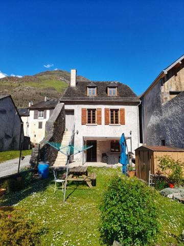 Maison entièrement rénovée avec jardin, alliant cachet et rentabilité locative