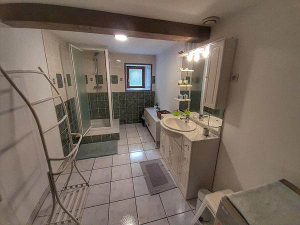 Maison entièrement rénovée avec jardin, alliant cachet et rentabilité locative