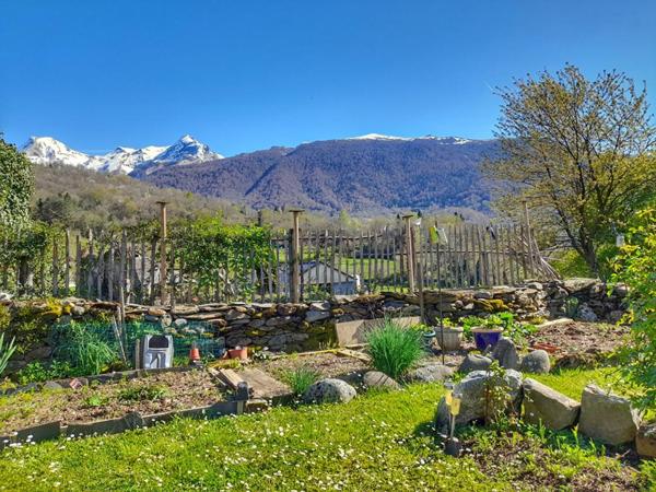 Maison entièrement rénovée avec jardin, alliant cachet et rentabilité locative