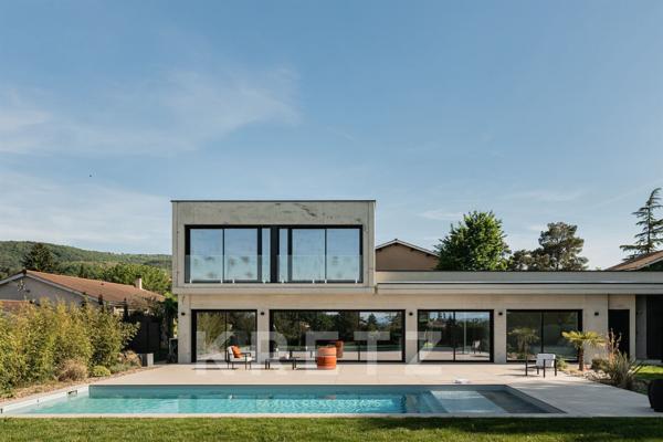 Villa d'architecte avec piscine et vue dégagée