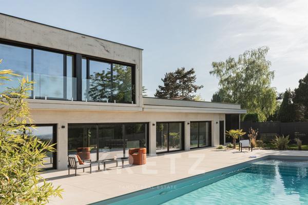 Villa d'architecte avec piscine et vue dégagée