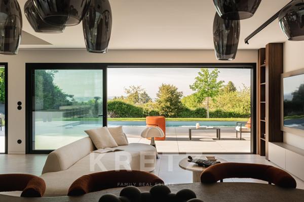Villa d'architecte avec piscine et vue dégagée