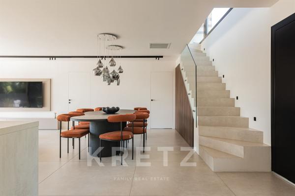 Villa d'architecte avec piscine et vue dégagée