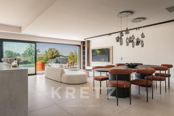 Villa d'architecte avec piscine et vue dégagée
