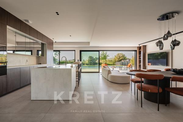 Villa d'architecte avec piscine et vue dégagée