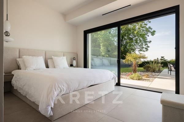 Villa d'architecte avec piscine et vue dégagée