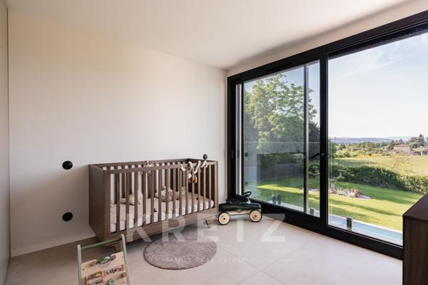Villa d'architecte avec piscine et vue dégagée