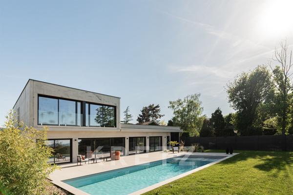 Villa d'architecte avec piscine et vue dégagée