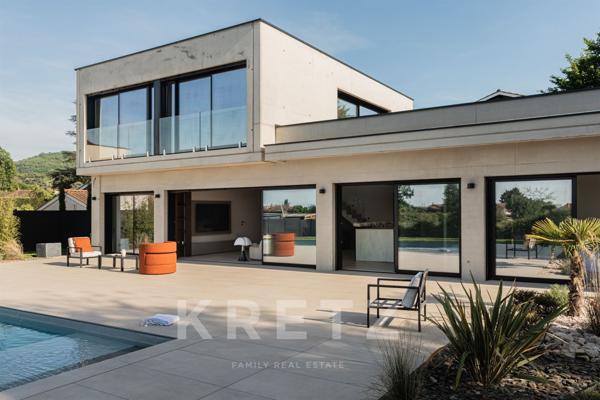 Villa d'architecte avec piscine et vue dégagée