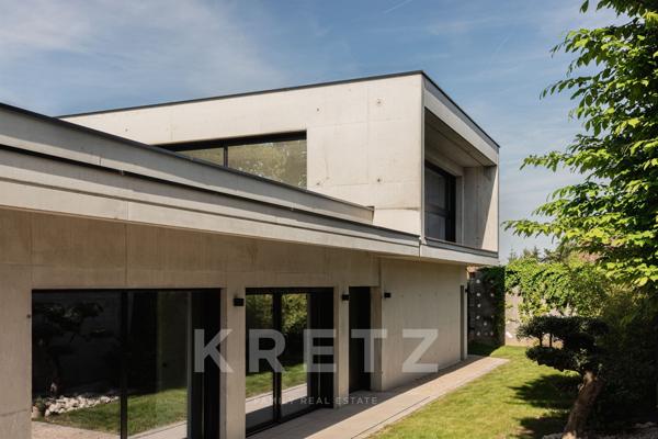 Villa d'architecte avec piscine et vue dégagée