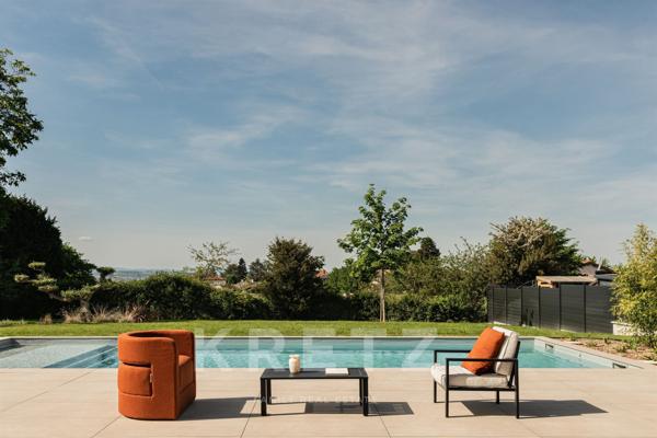 Villa d'architecte avec piscine et vue dégagée