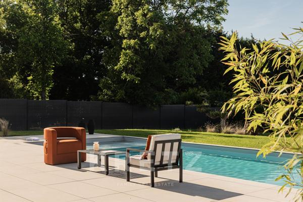 Villa d'architecte avec piscine et vue dégagée