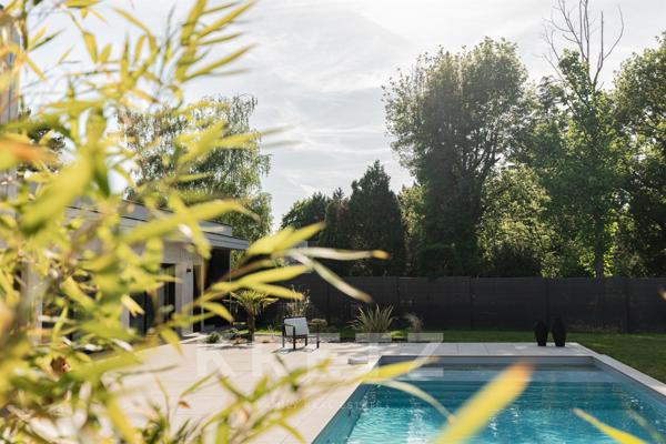 Villa d'architecte avec piscine et vue dégagée