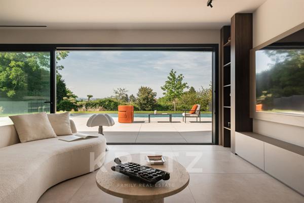 Villa d'architecte avec piscine et vue dégagée