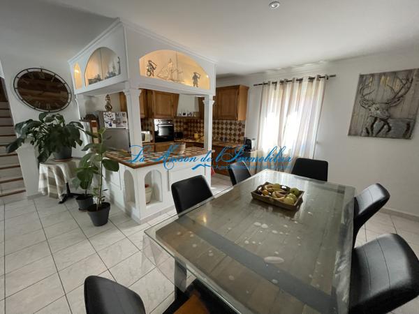 SAINT CHRISTOL LES ALES, en fond d'impasse, charmante villa de tpe F66 de 148 m² hab avec piscine et garage de