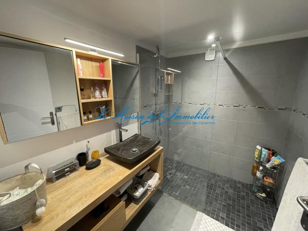 SAINT CHRISTOL LES ALES, en fond d'impasse, charmante villa de tpe F66 de 148 m² hab avec piscine et garage de