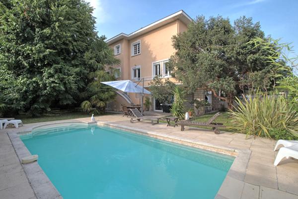 AGEN - Maison de ville de 230 m² avec 5 chambres, garage, piscine sur un terrain de 790 m² en centre ville d'Agen
