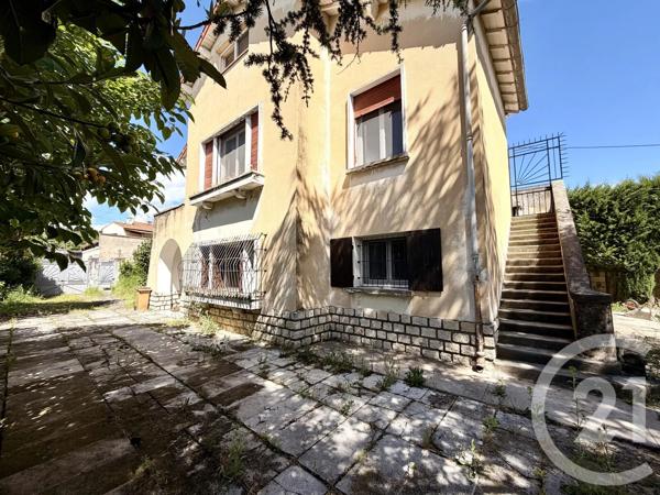 Maison à vendre  6 pièces - 216 m 2   ARLES  - 13