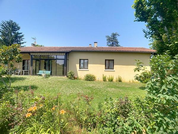 Grande maison de plain pied avec garage et jardin très paisible